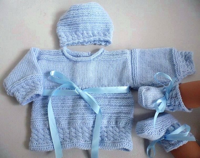 Trousseau b�b� bleu brassi�re bonnet et chaussons