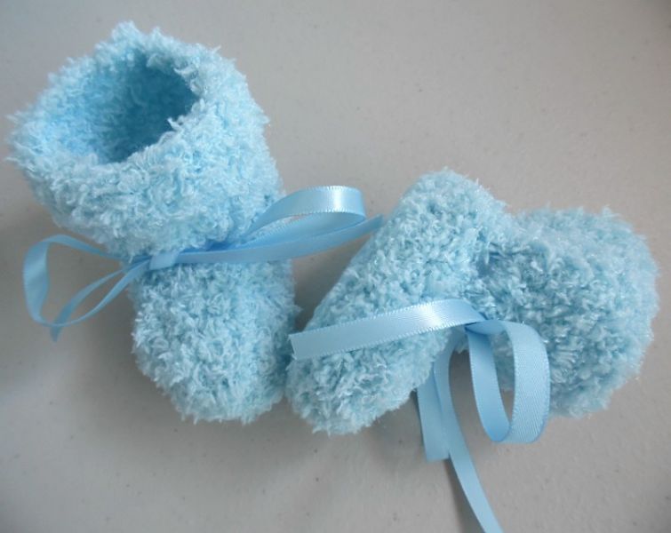 Tricot b�b� laine fait main chaussons bleus