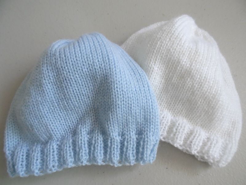 Tricot laine b�b� fait main bonnets bleu blanc