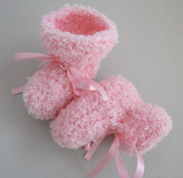 Tricot b�b� laine fait main chaussons roses