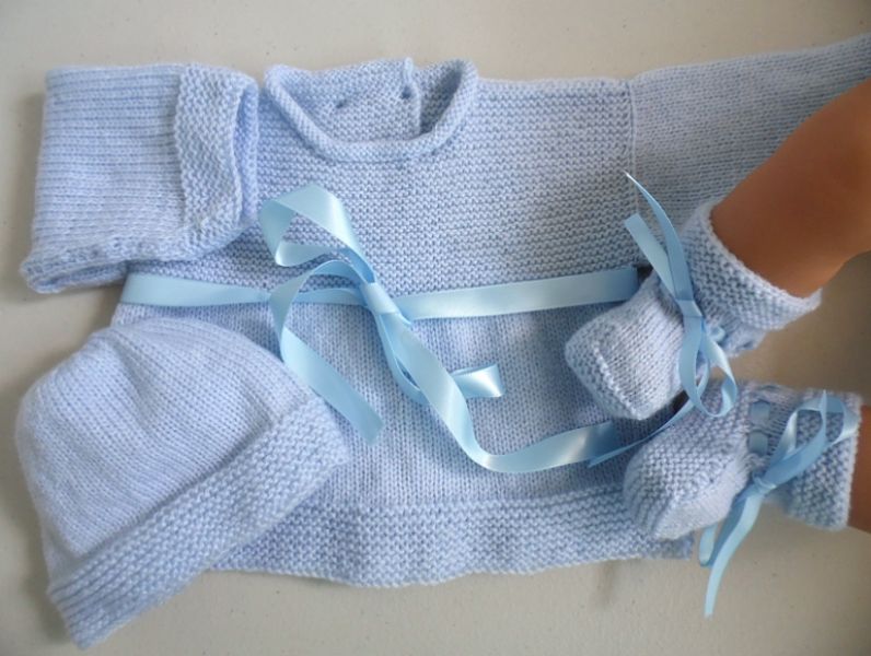 Tricot laine b�b� fait main trousseau bleu 