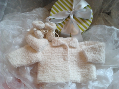 Tricot fait main : pack cadeau b�b� mixte manteau �cru