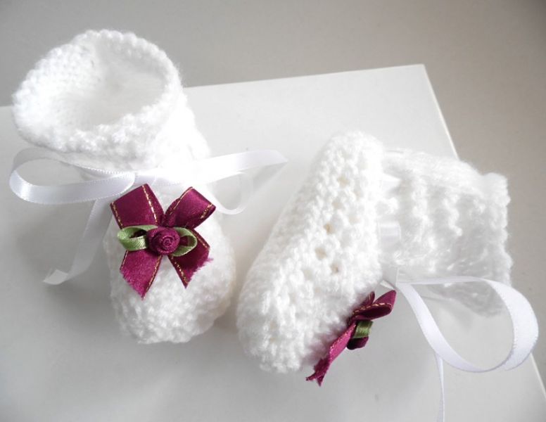 Chaussons b�b� n�ud bordeaux tricot laine fait main 