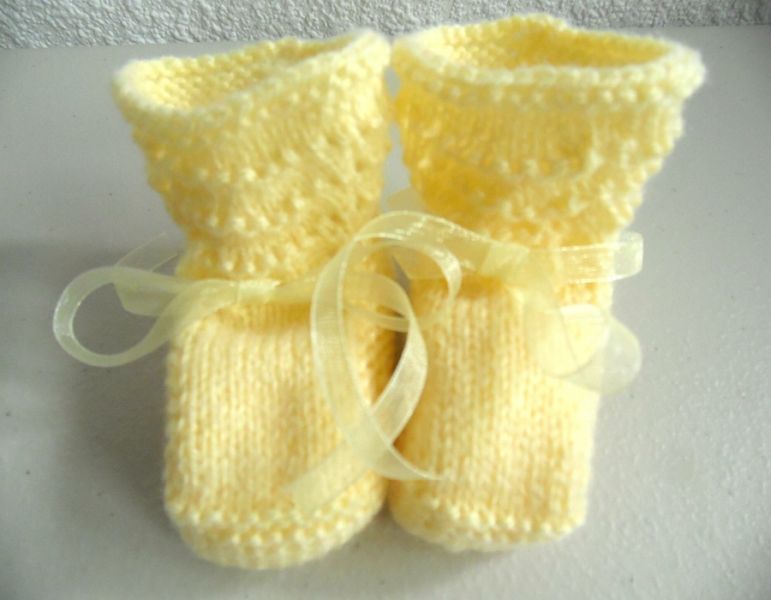  tricot laine b�b� fait main chaussons jaunes
