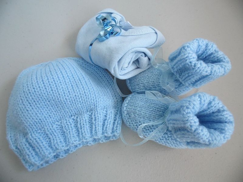 Tricot laine b�b� fait main bonnet et chaussons