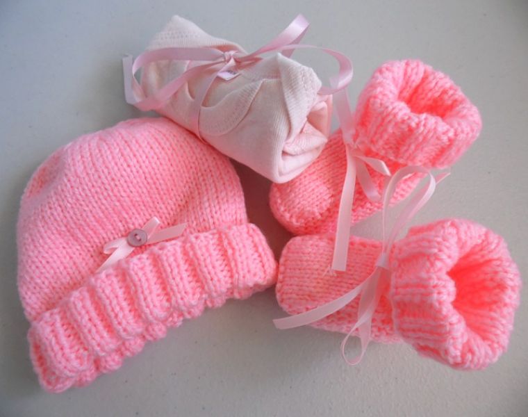 Tricot laine b�b� fait-main bonnet chaussons roses