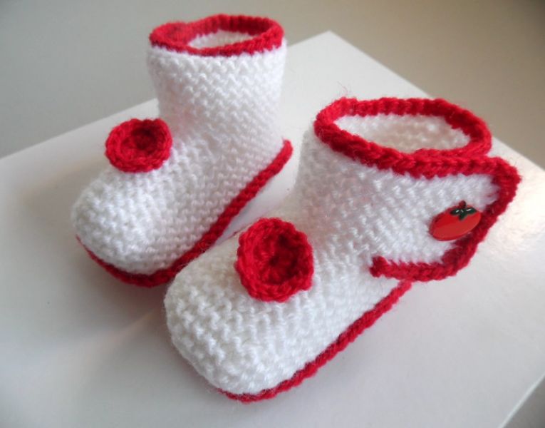 Chaussons blancs � boutons pomme 