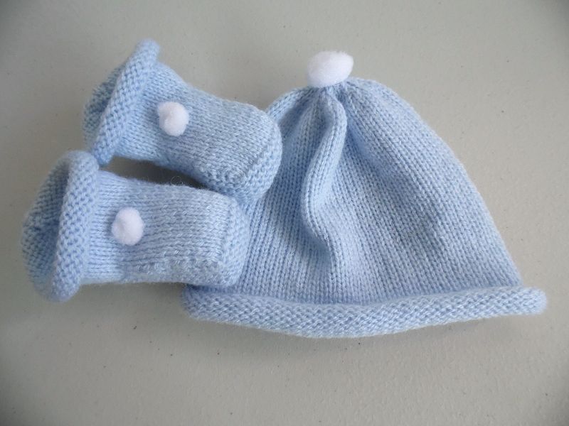Tricot laine b�b� fait main bonnet bleu � pompon